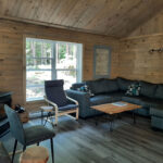 Le vaste salon est pourvu de chaises et d’un confortable divan sectionnel de même que d’un foyer au bois.